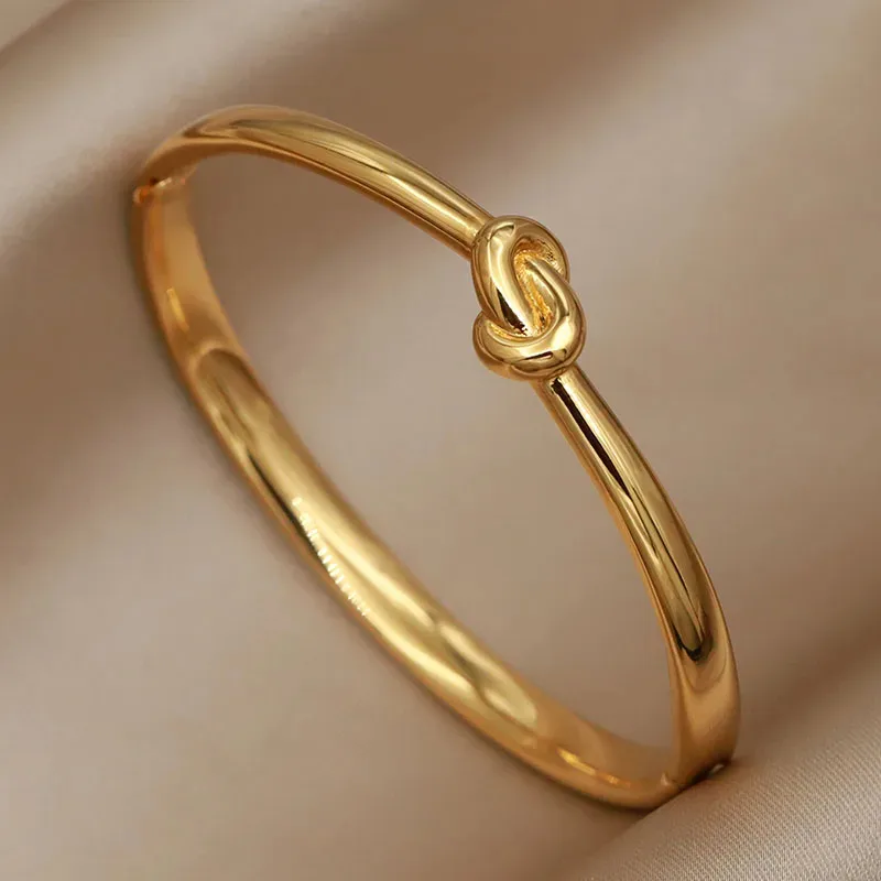 Wholesale 304 Stainless Steel Twist Ion Plating (IP) Real Gold Plated Simple Style Classic Style Waterproof Non Tarnish Asymmetrical Buckle Gold Bangl