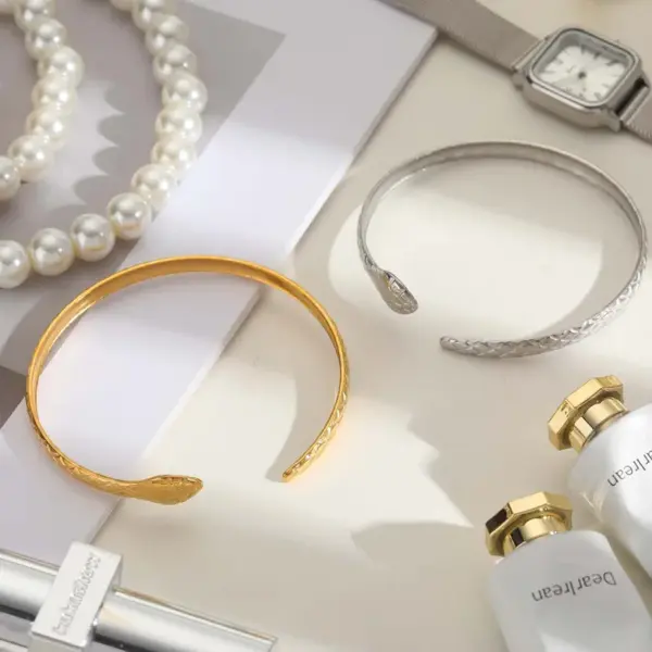 Wholesale IG Style Classic Style Commute Solid Color Snake 304 Stainless Steel 18K Gold Plated Bangle In Bulk