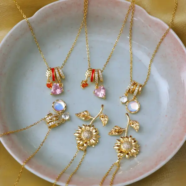 Wholesale Vacuum Plating 16K Gold Plated 18K Gold Plated Sunflower Heart Shape 304 Stainless Steel Sweet Commute 304 Stainless Steel Lobster Trigger Clasp Closure Pendant Necklace