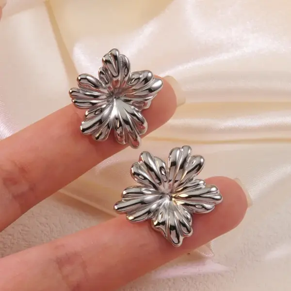 1 Pair Sweet Flower Plating 304 Stainless Steel Imitation Gold Electroplating Ear Studs