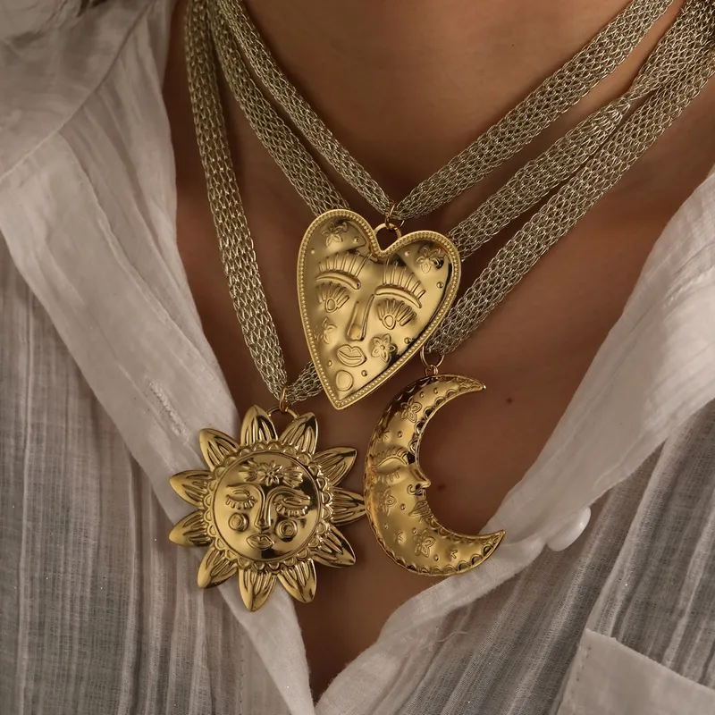 Wholesale Fashionable Stainless Steel 18K Gold Plated Pineapple Heart Pendant Necklace Luxury Golden Thread Chain For Women Queen Style