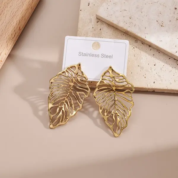 Wholesale PVD Coated Real Gold Plated 18K Gold Round Leaves Eye 304 Stainless Steel Casual Elegant Waterproof Non Tarnish Earrings