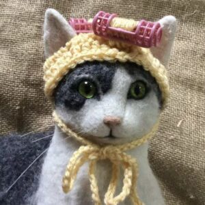 Light yellow / Average size 25-30cm