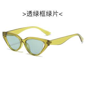 Figure (polarized) / Through green frame Green film