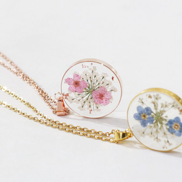 Wholesale Aiwei new rose gold forget-me-not pendant real flower dried flower jewelry transparent resin crafts high-grade necklace