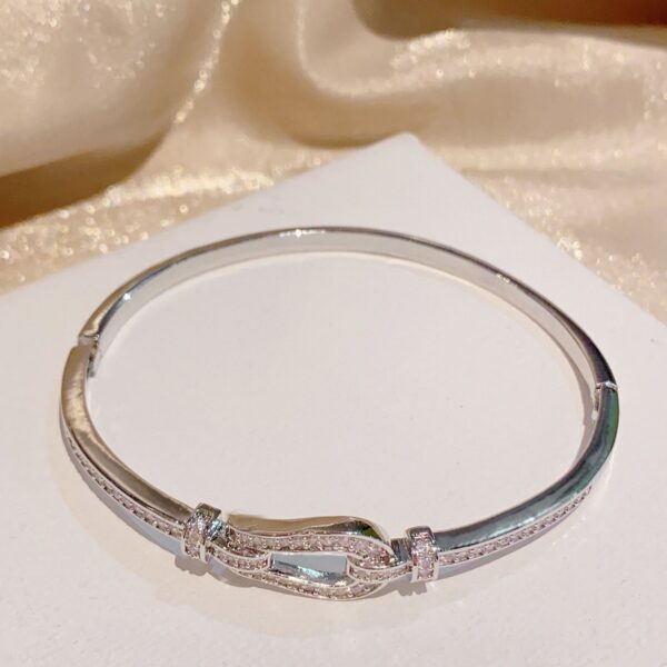 Wholesale Elegant and unique horseshoe buckle bracelet, new style, high-end, fashionable and versatile bracelet jewelry wholesale.