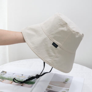 Beige / Can be worn on both sides (with wind-proof rope)