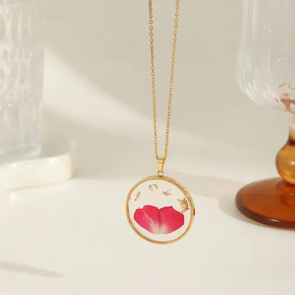 Wholesale Ion Plating (IP) 18K Gold Plated Dried Flower 304 Stainless Steel Casual Elegant Pendant Necklace
