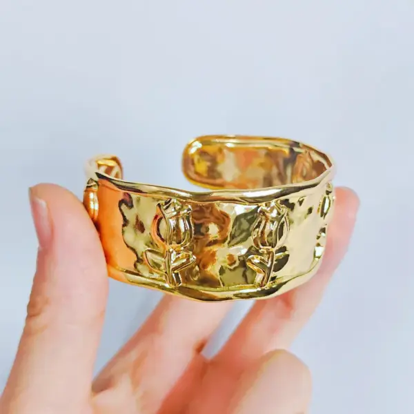 Wholesale 1 Piece Stainless Steel Exaggerated Geometric Open Bracelet Shell Five-Leaf Flower Bracelet Irregular Personality Starfish Shiny Bracelet Suitable For Women's Daily Wear