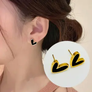 [7623] Black Love Heart Stud Earrings Pairs