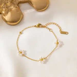 Qye130 Three Pearl Flower Bracelet / Gold