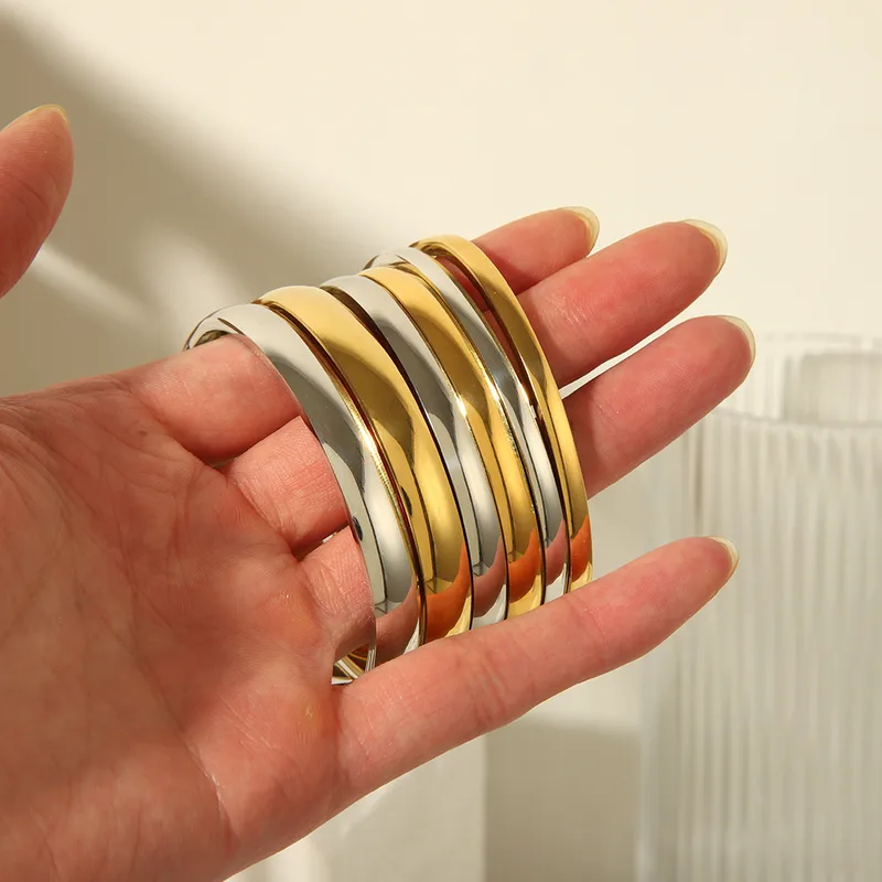 Wholesale Basic Modern Style Classic Style Round Customization Laser Engraving Solid Color 304 Stainless Steel 18K Gold Plated Bangle In Bulk