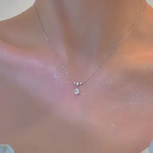 Chain of water droplets