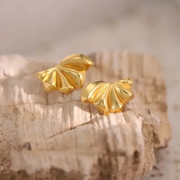 Wholesale 304 Stainless Steel Triangle Geometric Flower Electroplating Golden Plated Elegant Classic Style Ear Studs