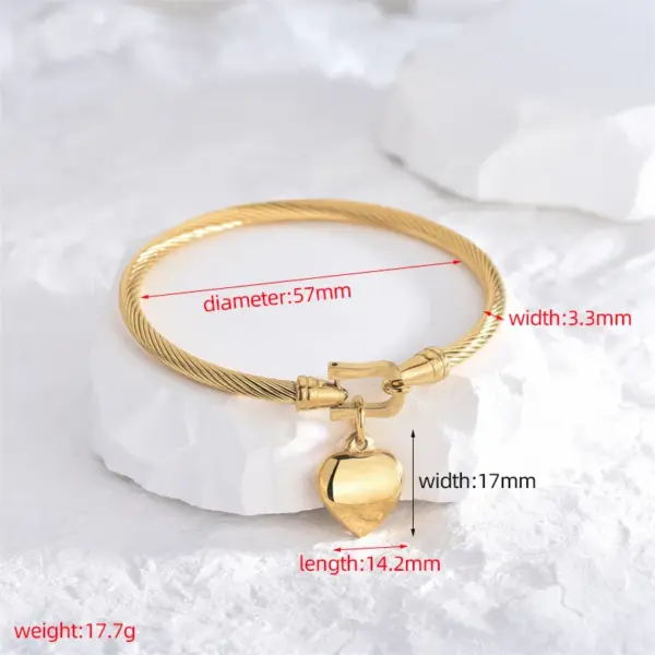 Wholesale PVD Coated Real Gold Plated 18K Gold Heart Shape 304 Stainless Steel Vintage Style Waterproof Non Tarnish 304 Stainless Steel Bangle