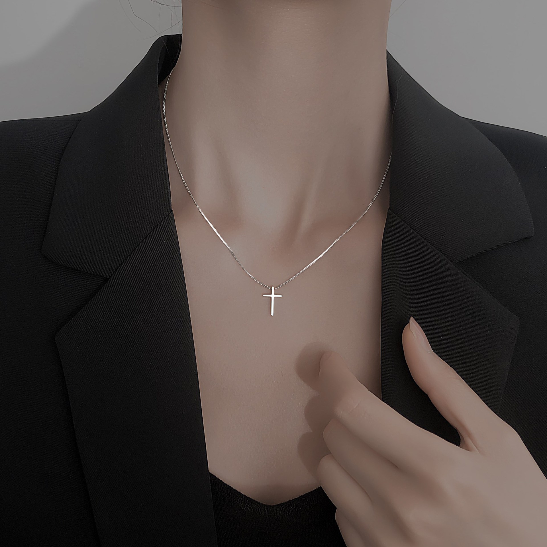 Wholesale European and American glossy cross S925 sterling sier necklace 2023 new fashion clavicle design sense female jewelry
