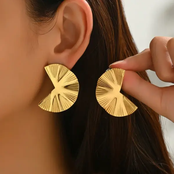 304 Stainless Steel Flower PVD Coated Real Gold Plated 18K Gold Vintage Style Simple Style Waterproof Non Tarnish Ear Studs