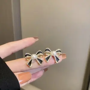 59 Silver Needle-Black Bow