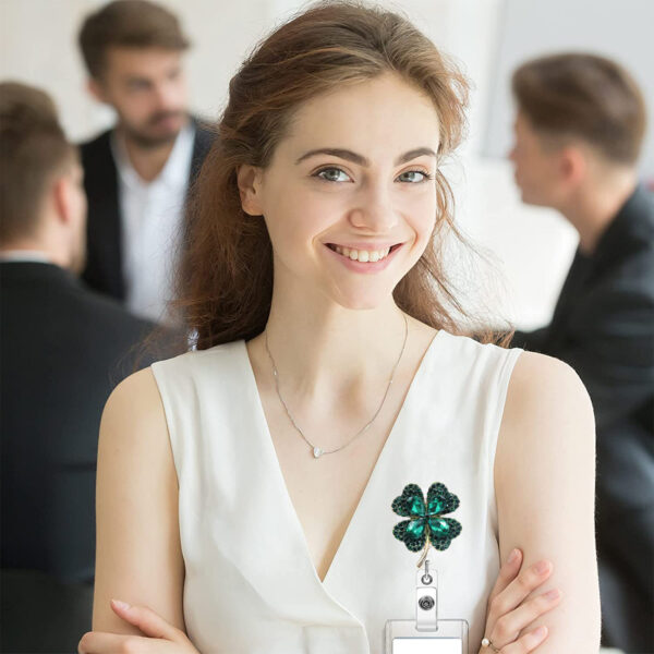 Wholesale New Lucky Four-Leaf Clover Rhinestone Retractable Rotating Badge Scroll for Medical Professionals and Women, Easy-Pull Buckle Brooch