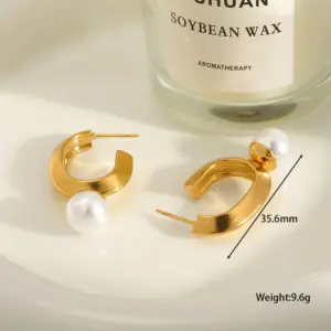 Gold / Three-dimensional C-shaped Pearl Earrings