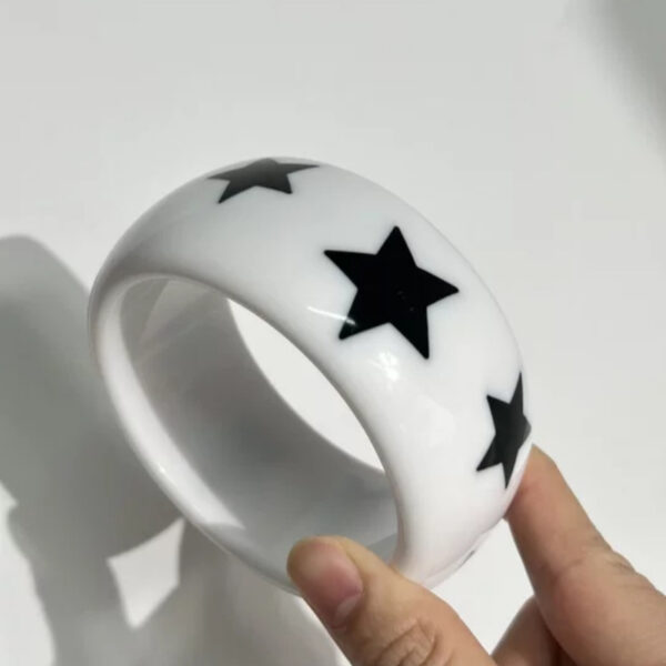 oly-746958620a68759a3982cfdae7221d10 Wholesale Geometric circular star resin bracelet, versatile and unique Y2K women's jewelry.