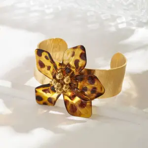 Bracelet Inner Diameter: 56.8mm / Flower Size: 46.3*51.8mm / 1 Pair/Package