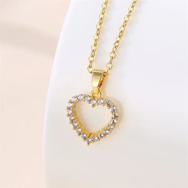 Wholesale Water Plating Vacuum Real Gold Plated 18K Round Heart Shape Snowflake 304 Stainless Steel Titanium Vintage Style Waterproof Non Tarnish 201 Pendant Necklace