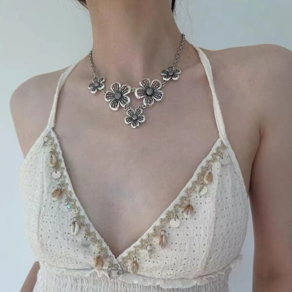 Wholesale Bohemian old flower pendant metal necklace women's new exaggerated niche high-end design sense clavicle chain tide