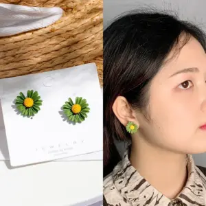 Green Little Daisy Stud Earrings (Silver Needle)