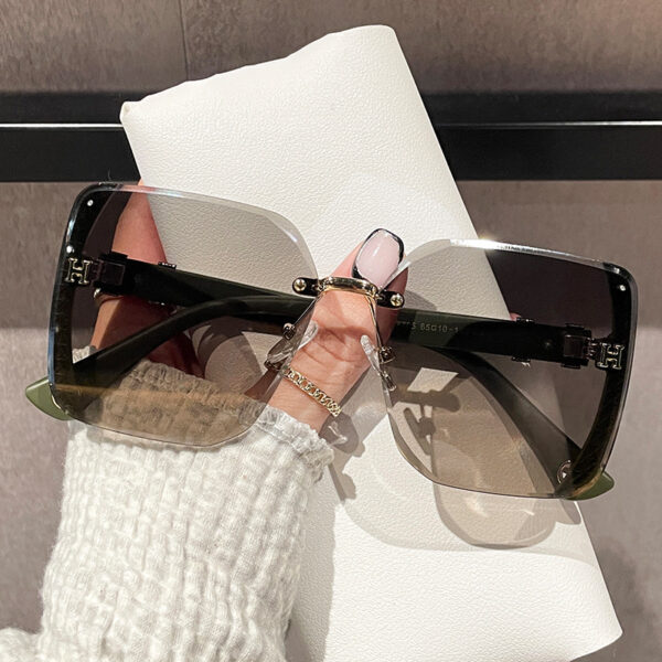 Wholesale 2025 New Frameless Fashion Sunglasses Women's Small Fragrance Light Luxury Large Frame Sunglasses Showing Face Small Easiest for Match Live Broadcast