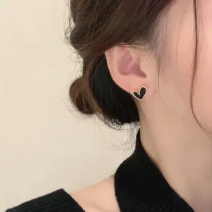 【XKE0045】Black Shell Heart Earrings / Gold