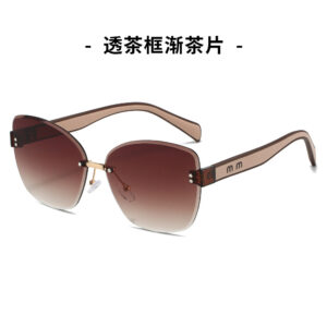 Through tea frame and tea leaves