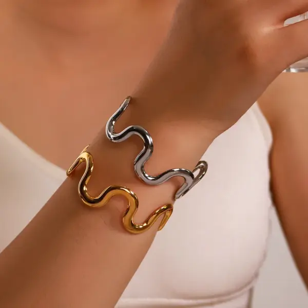 Wholesale Luxurious Classic Style Commute Wavy Solid Color 304 Stainless Steel 18K Gold Plated Bangle In Bulk