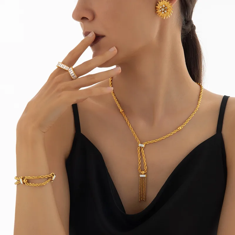 Wholesale 304 Stainless Steel Twist PVD Coated Rhinestones Zircon Real Gold Plated Simple Style Classic Style Waterproof Non Tarnish Plating Inlay Jew