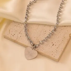Qyh404 Ray Heart Necklace / Steel Color