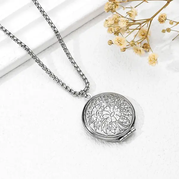 Wholesale PVD Coated Real Gold Plated Square Oval Heart Shape 304 Stainless Steel Vintage Style Classic Style Waterproof Non Tarnish 304 Stainless Steel Pendant Necklace