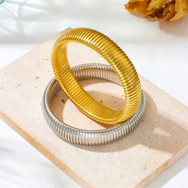 Wholesale 304 Stainless Steel Solid Color PVD Coated 18K Real Gold Plated Simple Style Waterproof Non Tarnish Bangle