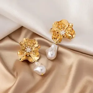 Wholesale 1 Pair Elegant Retro French Style Flower Plating Inlay Alloy Pearl Gold Plated Drop Earrings