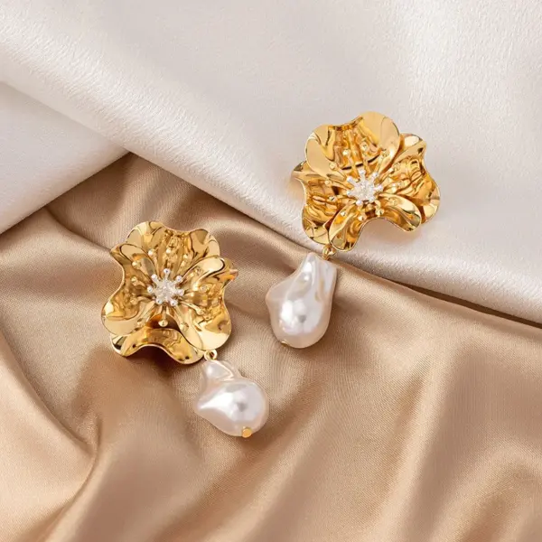 Wholesale 1 Pair Elegant Retro French Style Flower Plating Inlay Alloy Pearl Gold Plated Drop Earrings