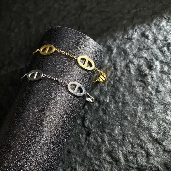 Wholesale Simple Style Geometric Titanium Steel 18K Gold Plated Bracelets In Bulk