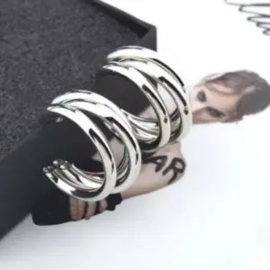 B179 Three Ring Tube Ear Studs Silver