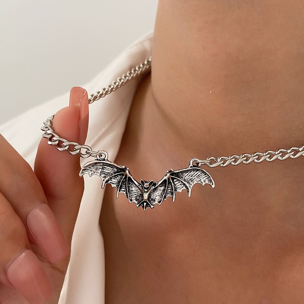 Wholesale European and American pular Punk Black Bat Necklace Exaerated Hip-Hop Clavicle Chain Personalized Simple Jewelry for Women