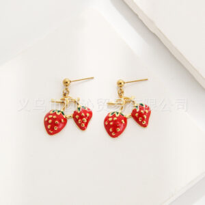 S0348 strawberry stud earrings