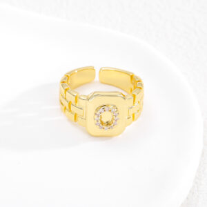 O / The opening is adjustable