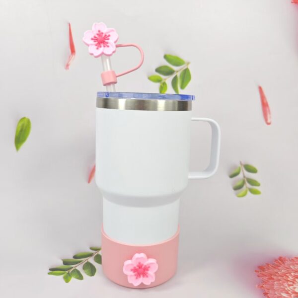 Wholesale Selling silicone insulated cup sleeves, flower-decorated cup holders, straw caps, and straws.