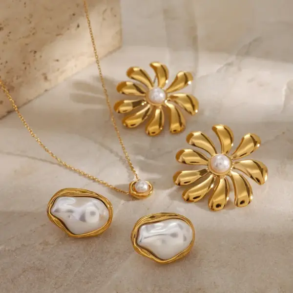 Wholesale PVD Coated Real Gold Plated Geometric 304 Stainless Steel Simple Style Classic Style Waterproof Non Tarnish Jewelry Set