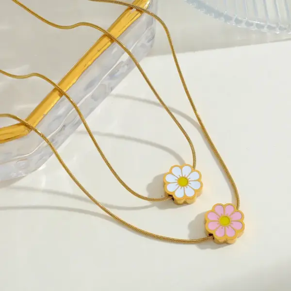 Wholesale Gold Plated 18K Stainless Steel Flower Pendant Necklace Women's Casual Cute Artistic Design Four Seasons Versatile Jewelry