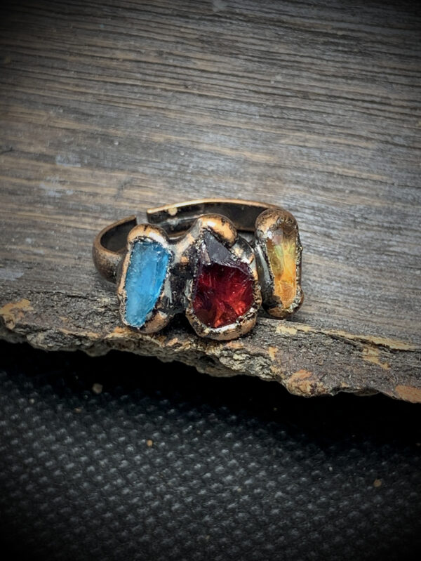 Wholesale INS style three natural stone raw stone unshaped handmade edge bronze ring (random arrangement of stones)