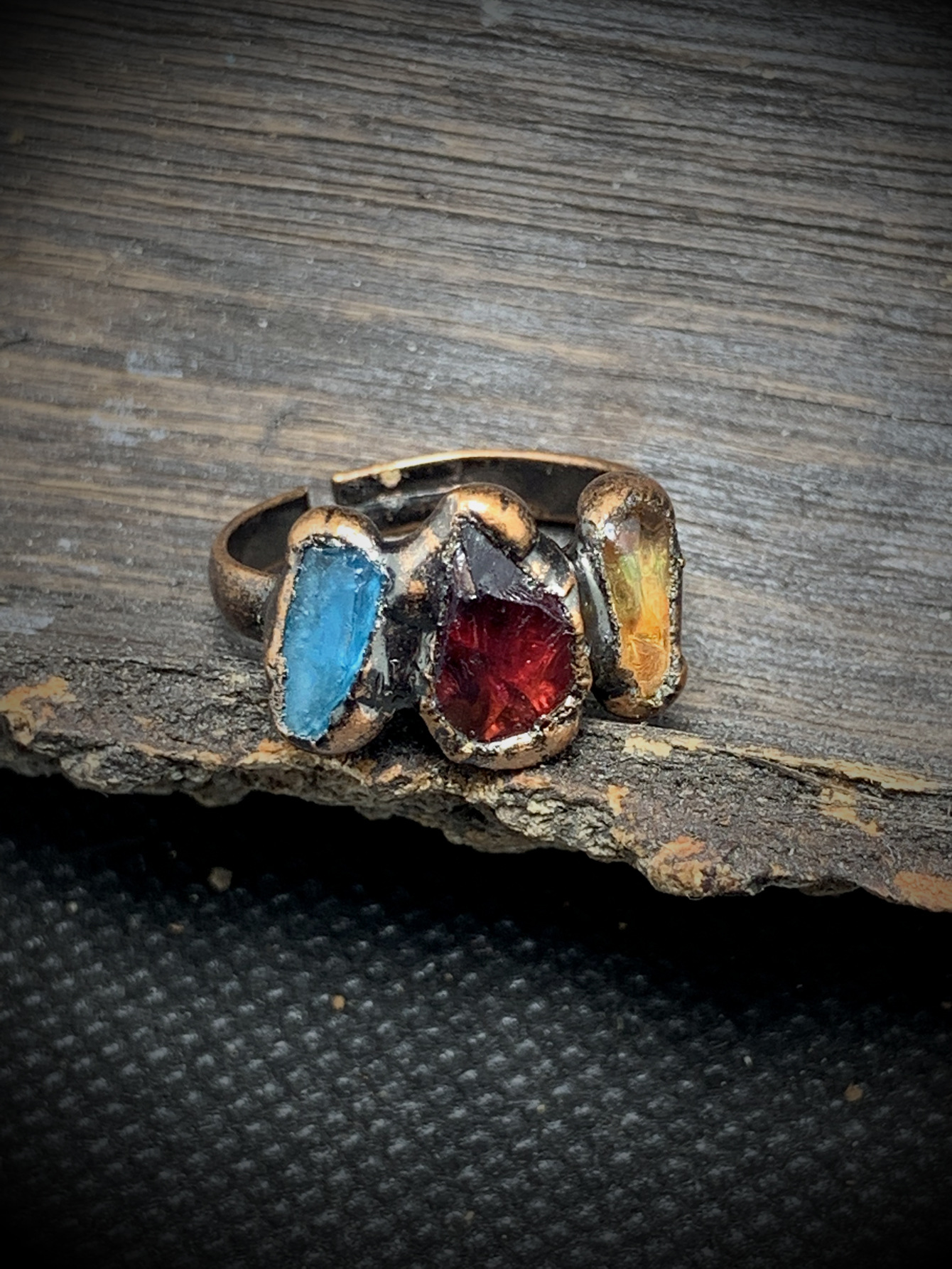 Wholesale INS style three natural stone raw stone unshaped handmade edge bronze ring (random arrangement of stones)
