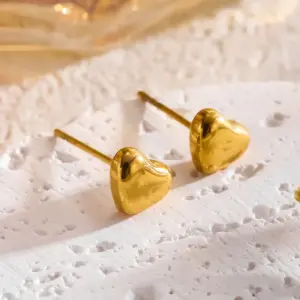 5522 Heart Stud Earrings / Gold